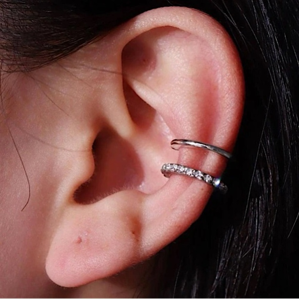 ⚜️𝟯𝟬%𝗢𝗙𝗙 𝗯𝘂𝗻𝗱𝗹𝗲𝘀 𝟯+⚜️ NEW Silver Rhinestone Ear Cuff - Picture 3 of 8